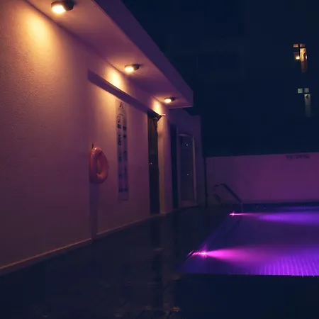 Отель Local Escape Boutique
